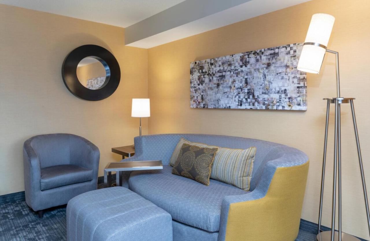 1 Bedroom Suite, 2 Queen, Sofa bed at Courtyard Milwaukee Airport