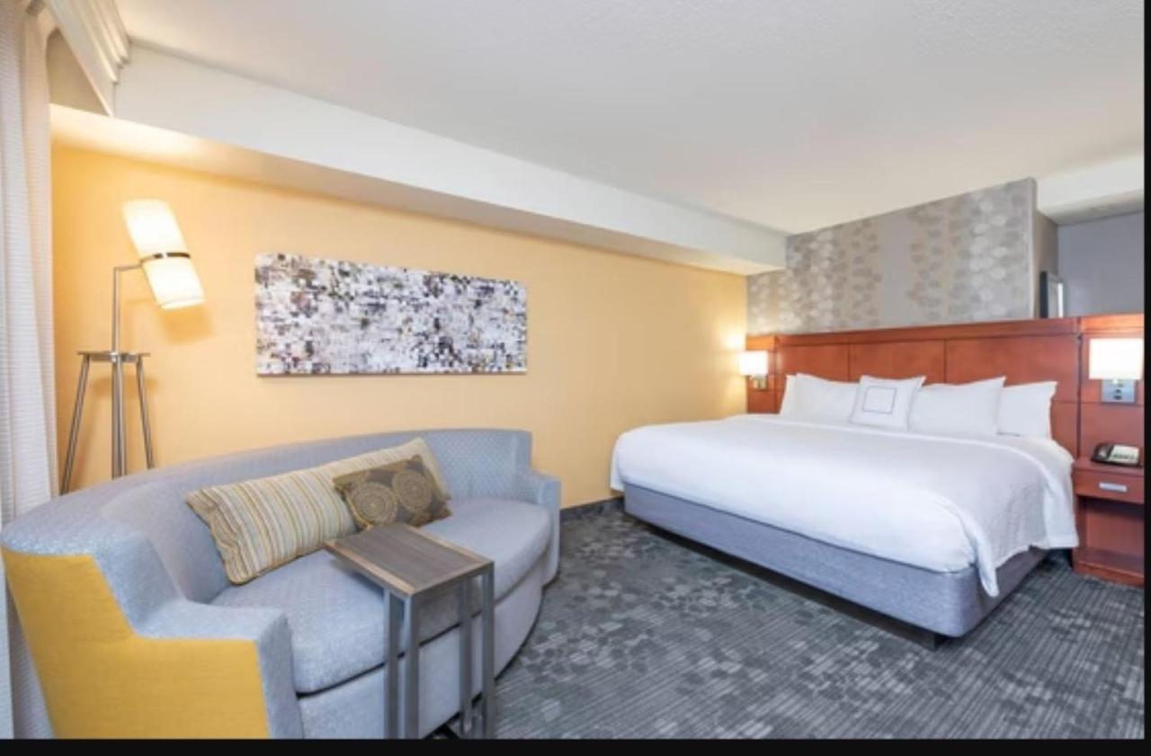 1 Bedroom Executive Suite, 1 King, Sofa bed at Courtyard Milwaukee Airport