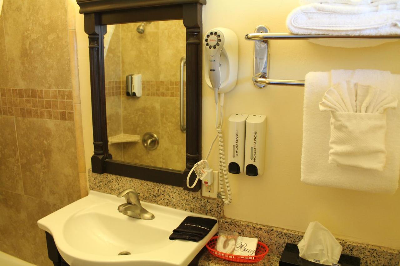 Queen Room - Non-Smoking at Riverside Inn & Suites Santa Cruz