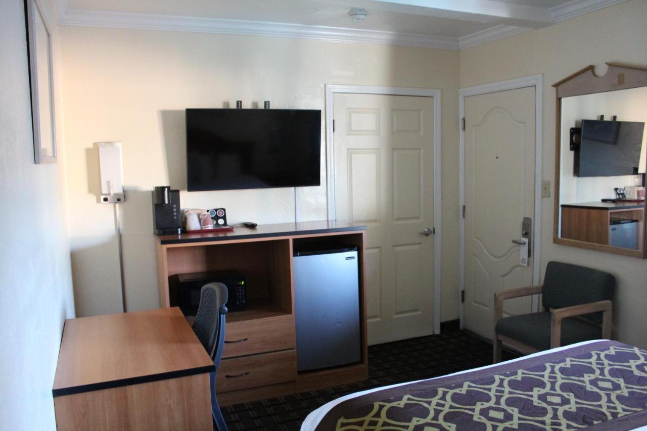 | Riverside Inn & Suites Santa Cruz