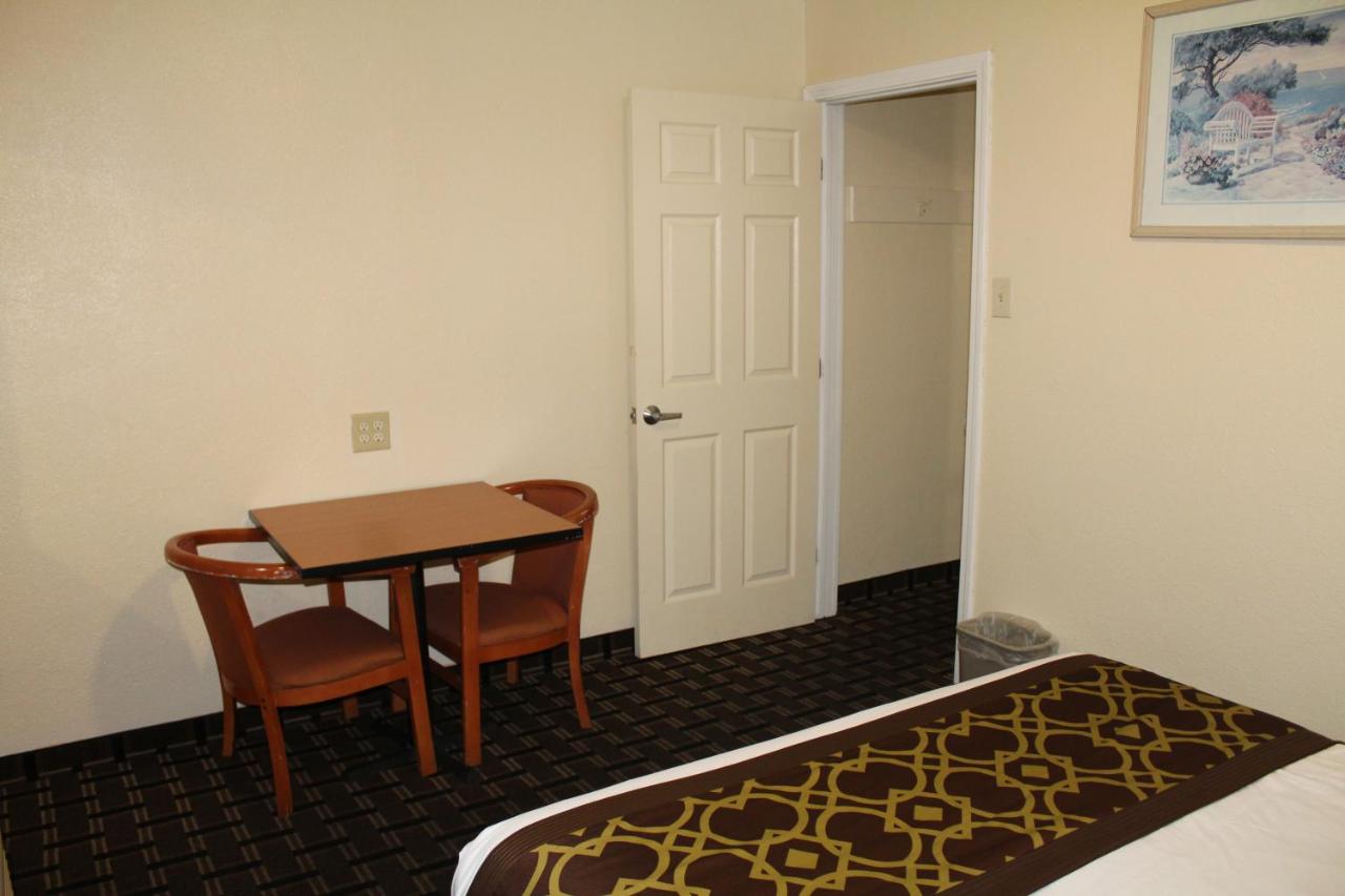 | Riverside Inn & Suites Santa Cruz