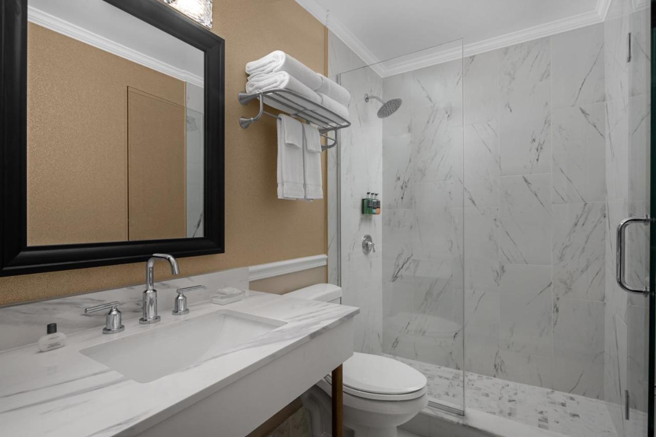 Deluxe King Guest Room at The Drake Oak Brook, Autograph Collection