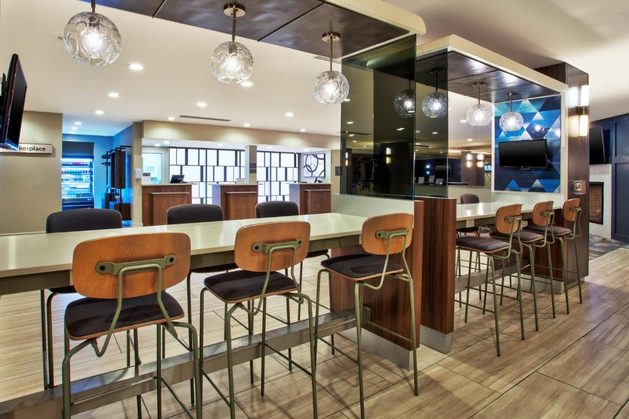 Crowne Plaza Chicago-Northbrook, an IHG Hotel