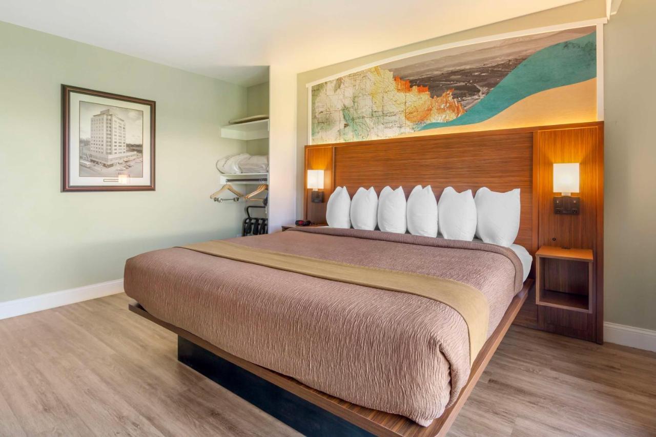 King Suite with Roll In Shower - Poolside at Best Western Plus Ahtanum Inn