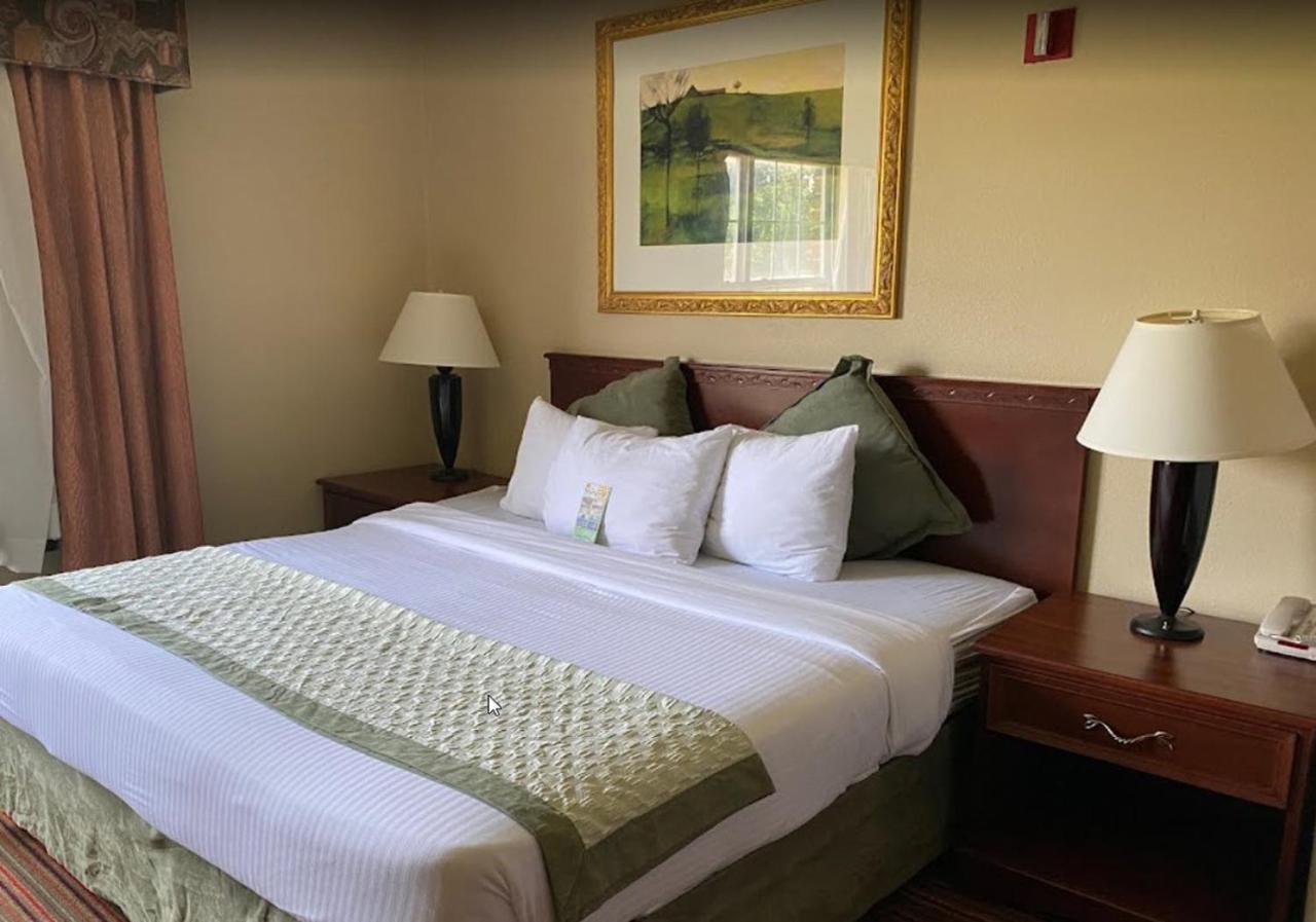 | Hawthorn Suites by Wyndham Wichita West