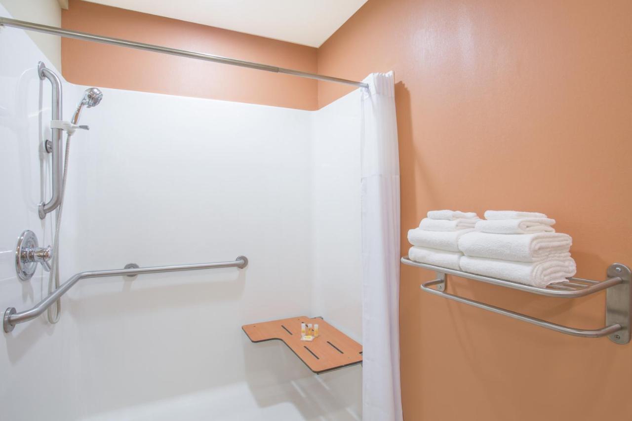 King Room - Disability Access/Non-Smoking at Days Inn & Suites by Wyndham Thibodaux