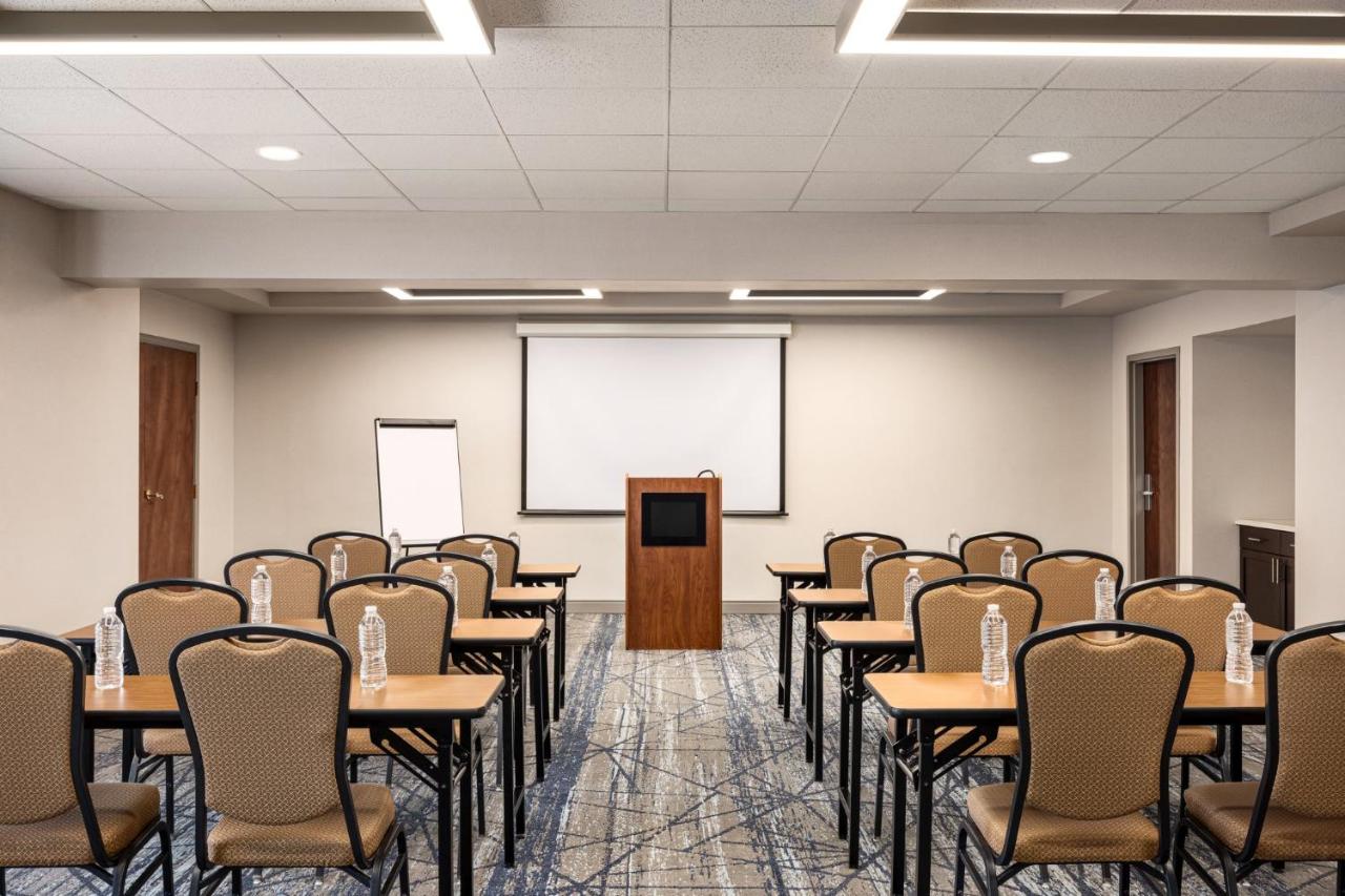 | Holiday Inn Express and Suites Indianapolis W- Airport Area, an IHG Hotel