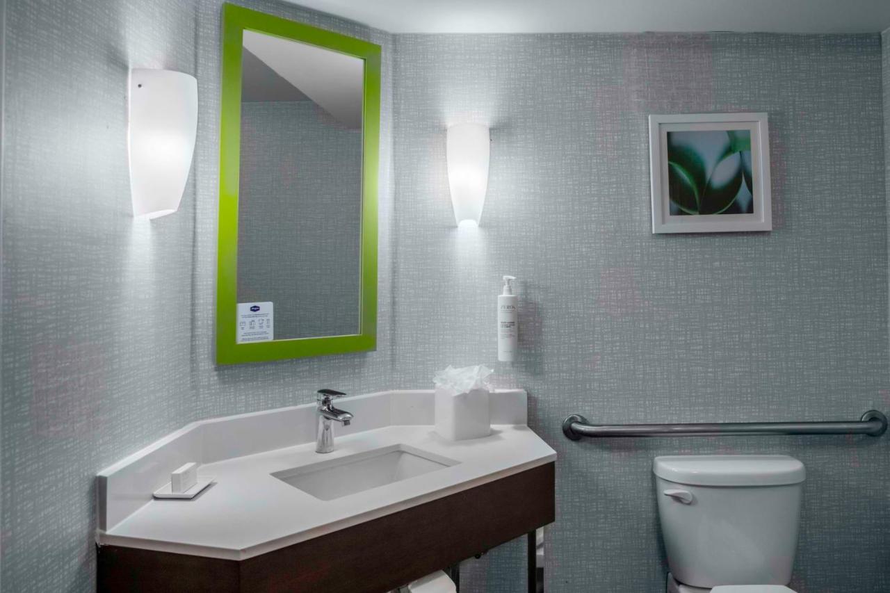 Double Room - Mobility/Hearing Access with Roll-In Shower at Hampton Inn Detroit/Northville