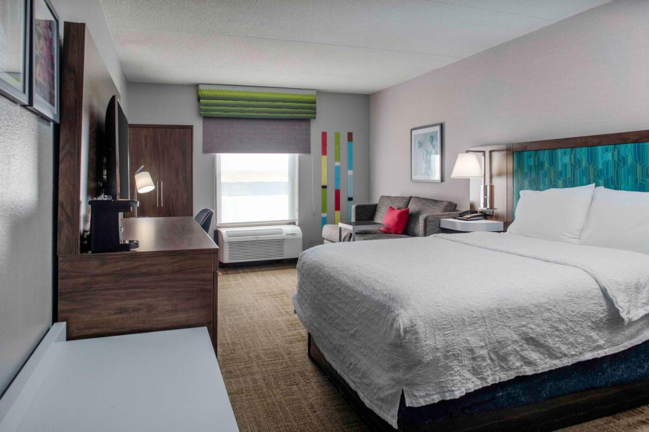 Non-Smoking King Study at Hampton Inn Detroit/Northville