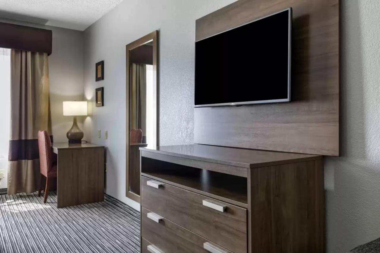 Queen Room - Accessible/Nonsmoking at Quality Inn & Suites I-35 E / Walnut Hill