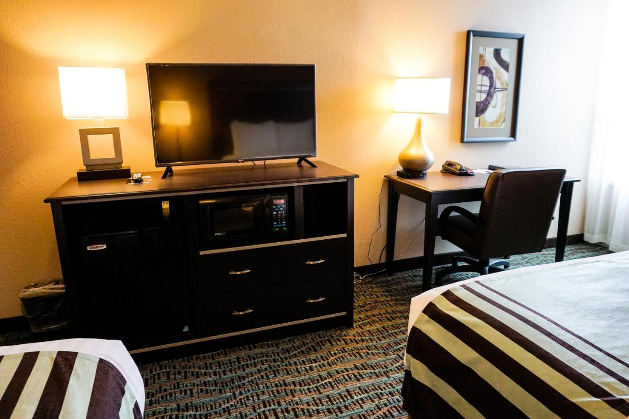 Queen Room with Two Queen Beds at Boarders Inn & Suites by Cobblestone Hotels – Grand Island