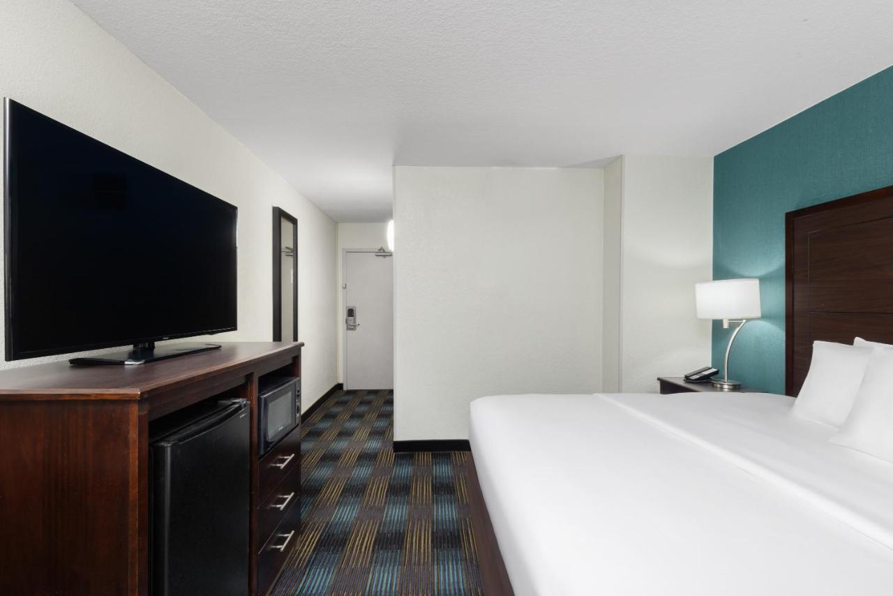 King Room at Wingate by Wyndham Kansas City