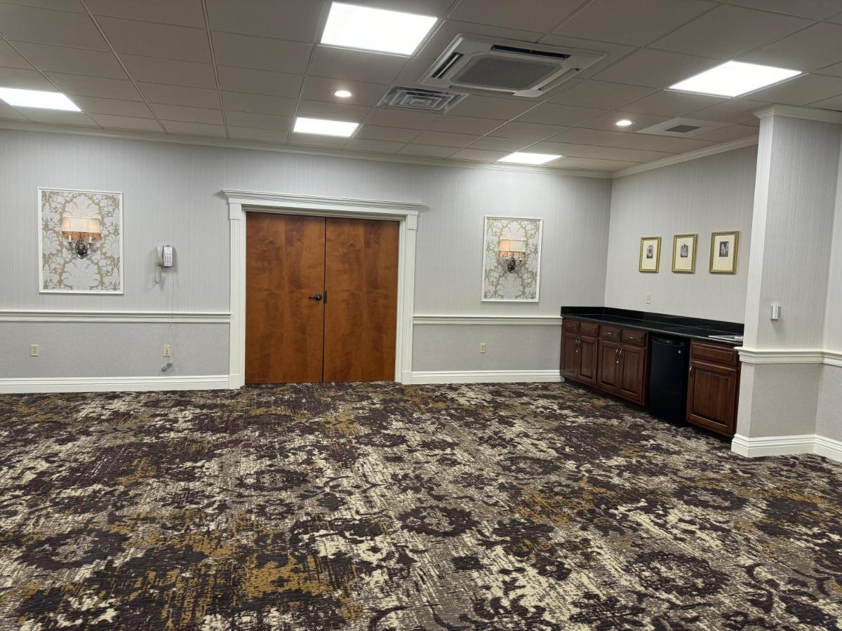 | Amish View Inn & Suites