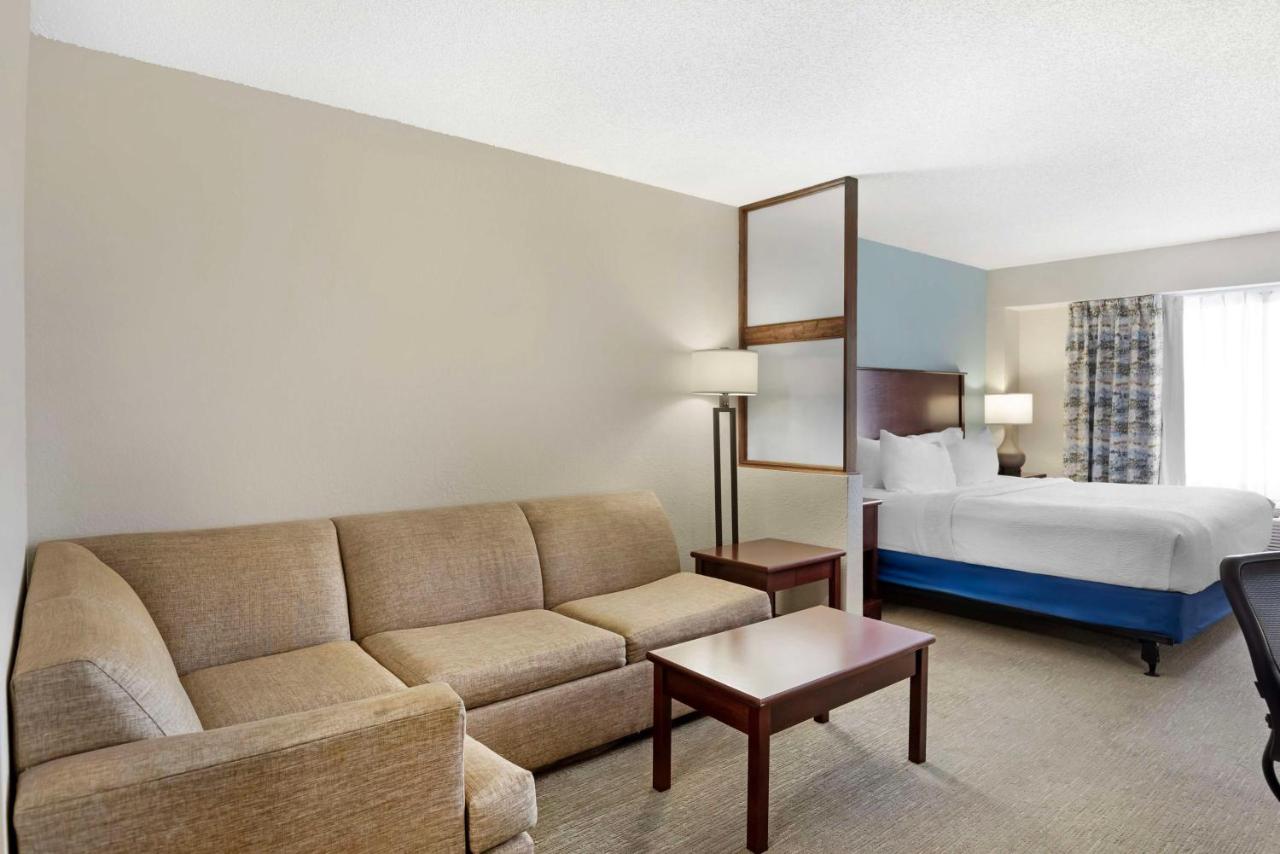 | Best Western Plus Crossroads Inn & Suites