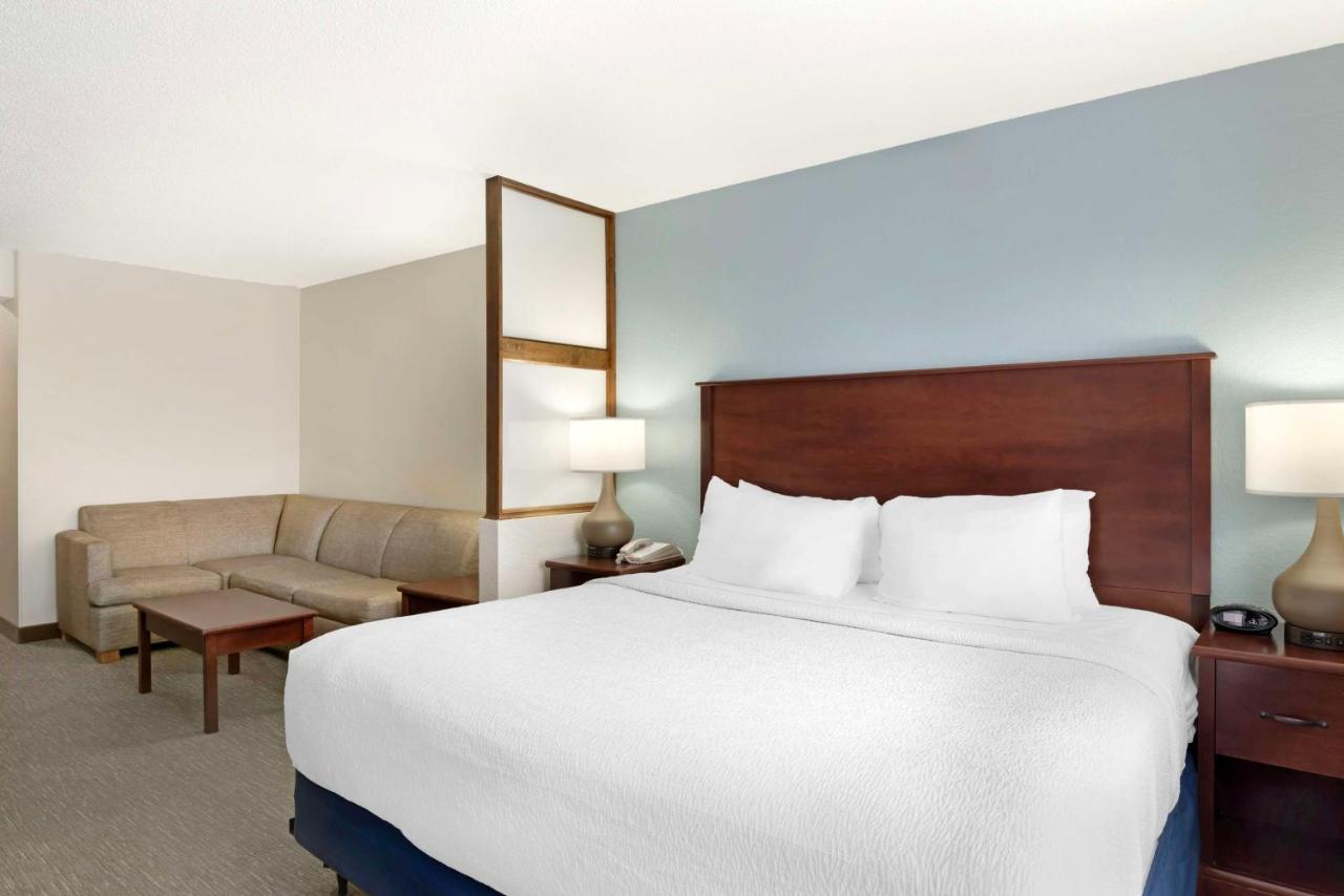 | Best Western Plus Crossroads Inn & Suites