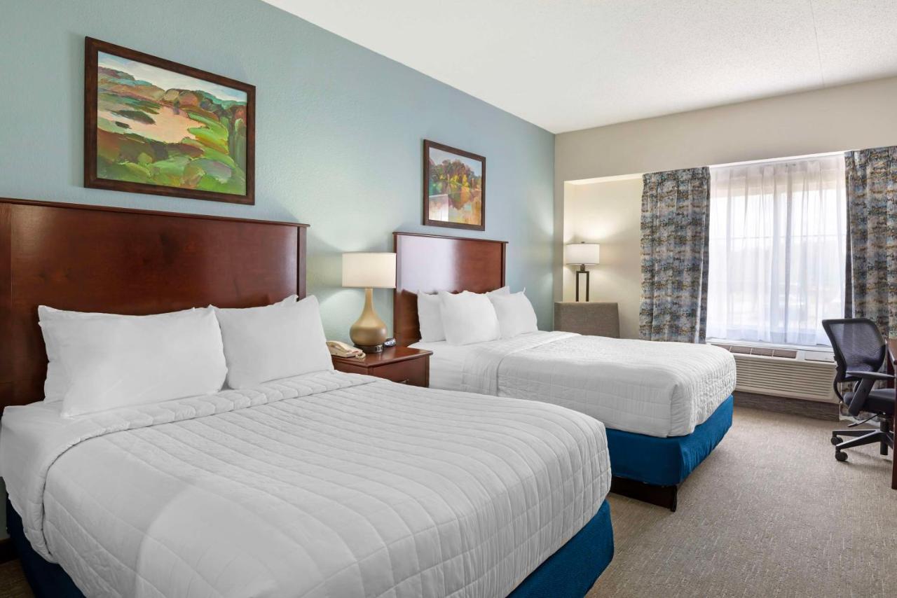 | Best Western Plus Crossroads Inn & Suites