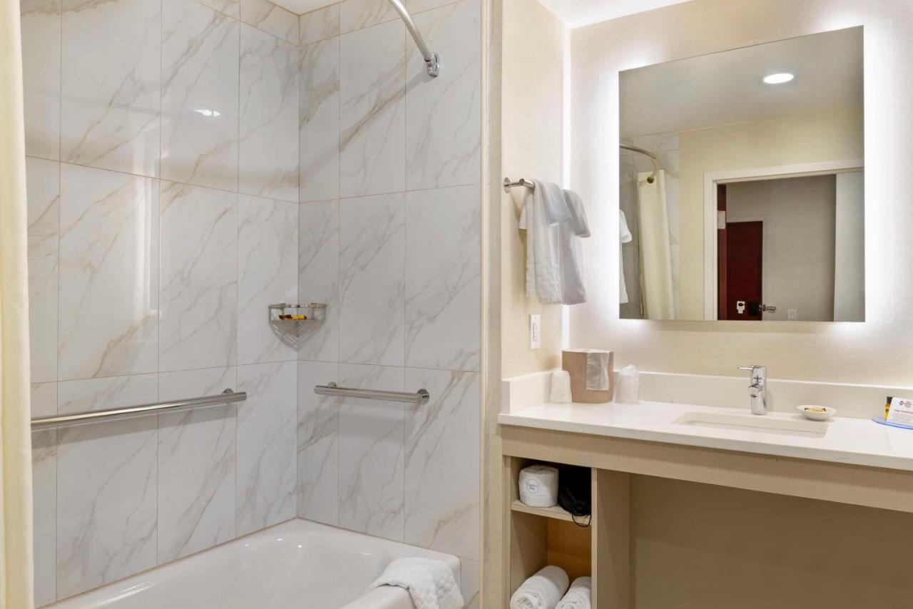 | Best Western Plus Crossroads Inn & Suites