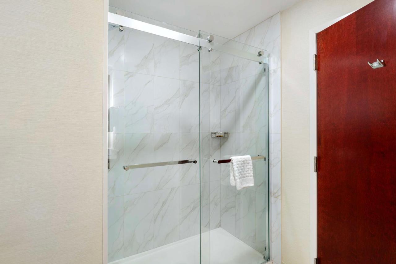 | Best Western Plus Crossroads Inn & Suites