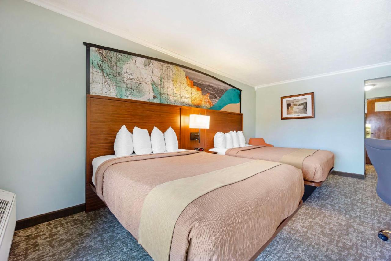 Queen Room with Two Queen Beds - Poolside at Best Western Plus Ahtanum Inn