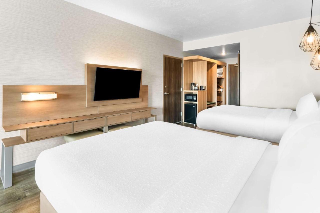 Queen Room with Two Queen Beds - Pet-friendly at Best Western Plus Settlers Point