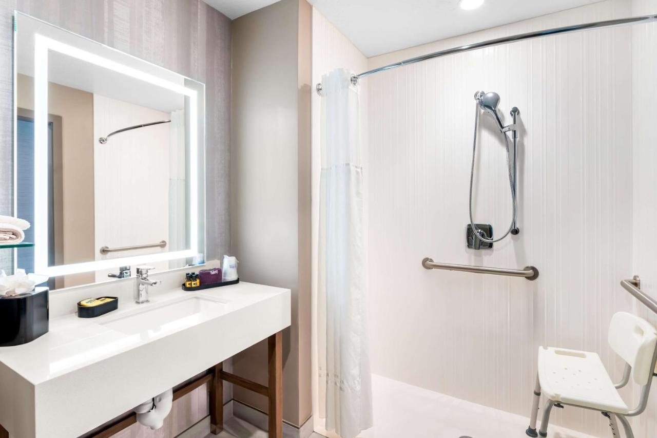 Queen Room with Two Queen Beds and Mobility Accessible Roll-In Shower at Best Western Plus Settlers Point