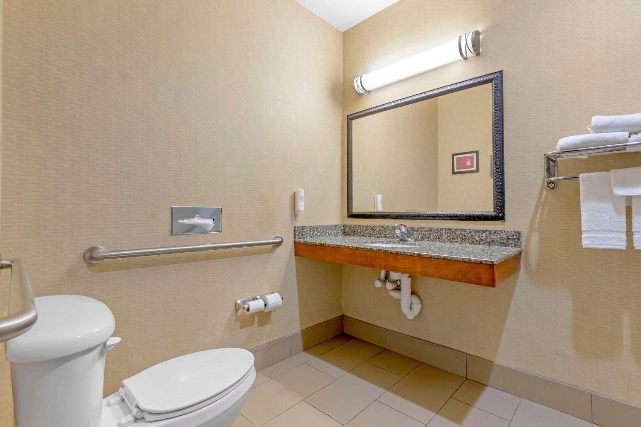 King Room - Disability Access/Non-Smoking at Comfort Inn & Suites Grinnell near I-80