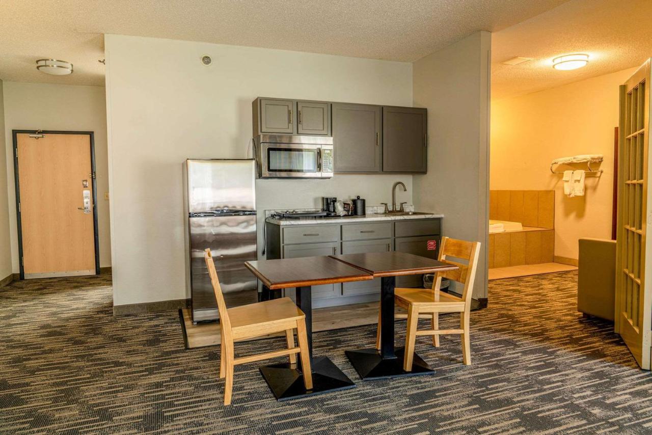 Extended Stay King Suite with Whirlpool and Kitchenette at Country Inn & Suites by Radisson, Brookings, SD