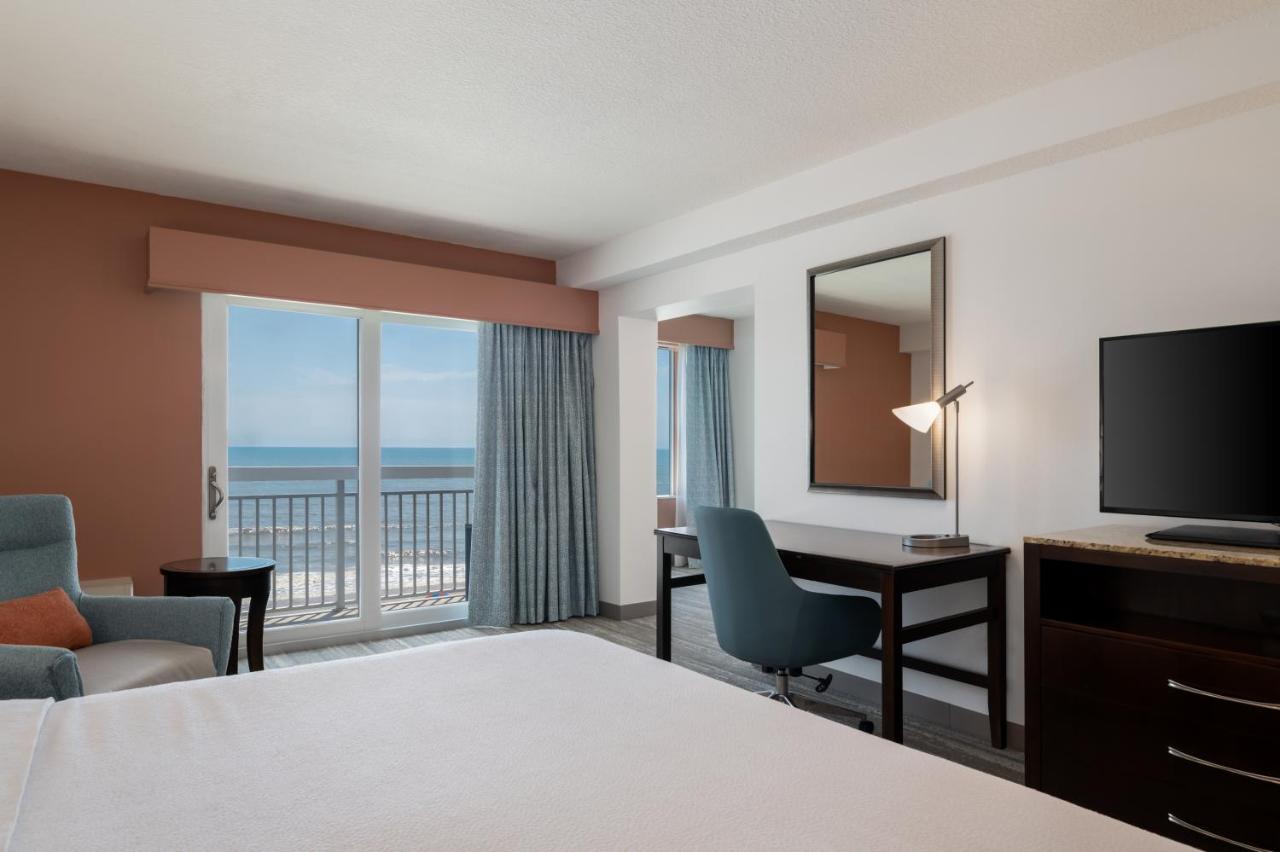 Deluxe King Room with Extra Bed - Balcony with Ocean-Front View at Hilton Garden Inn Daytona Beach Oceanfront
