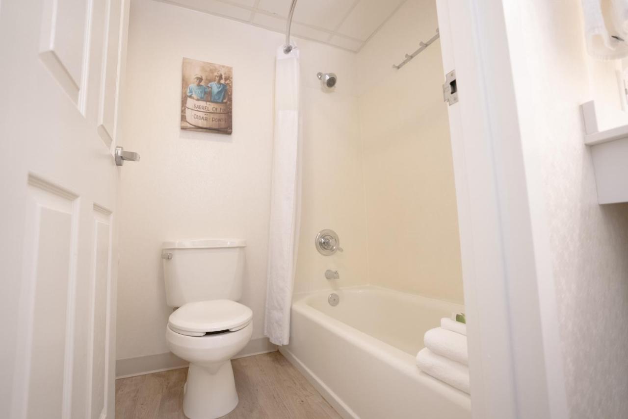 Suite with Lake View at Cedar Point's Hotel Breakers