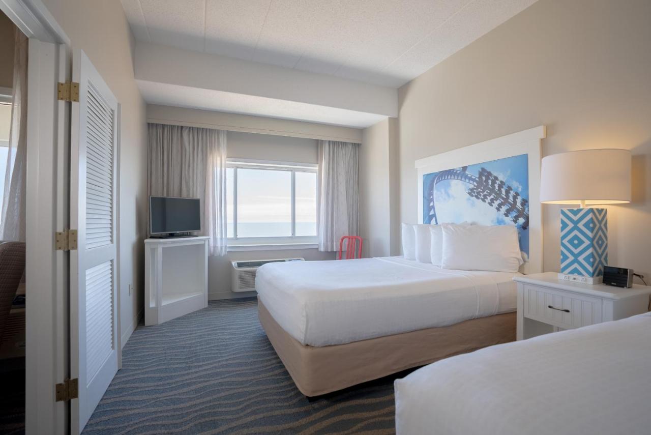 Suite with Lake View at Cedar Point's Hotel Breakers