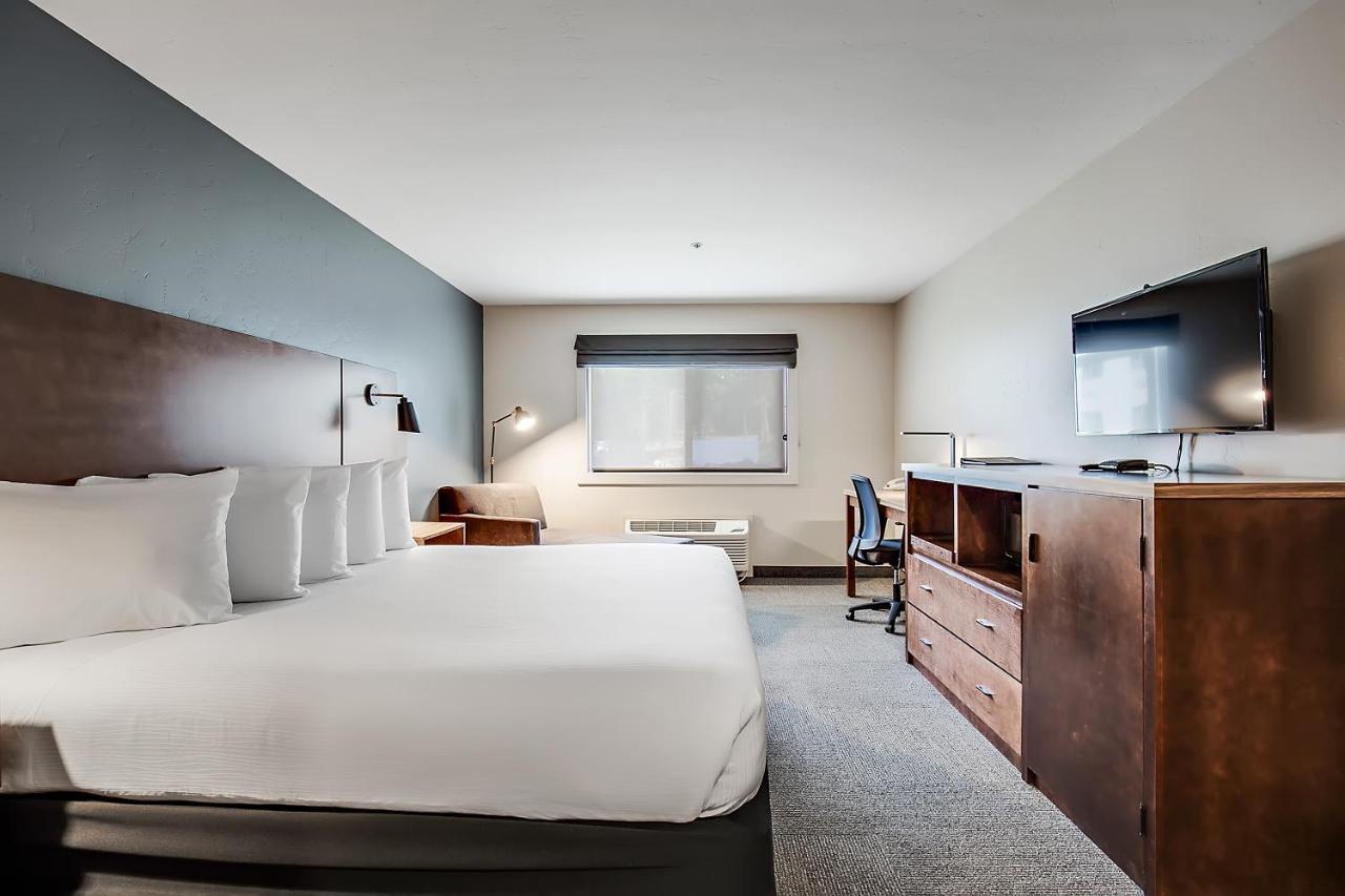 Deluxe King Room at Third Street Inn