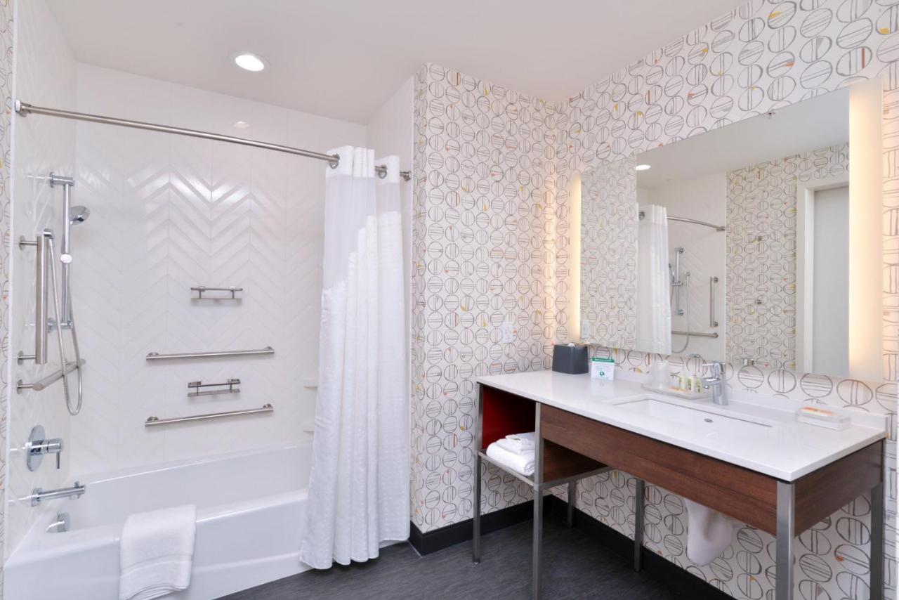 King Room - Mobility Access Tub - Non-Smoking at Holiday Inn Detroit Northwest - Livonia, an IHG Hotel