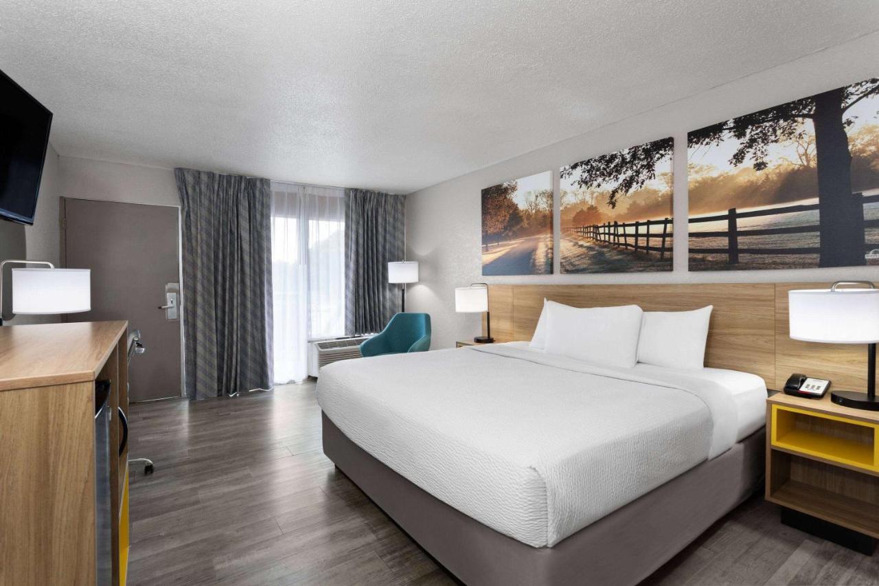 King Room - Smoking at Days Inn by Wyndham Wildwood I-75