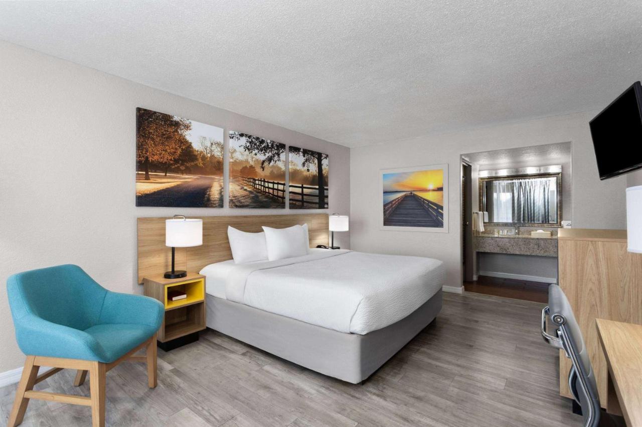 King Room - Non-Smoking at Days Inn by Wyndham Wildwood I-75
