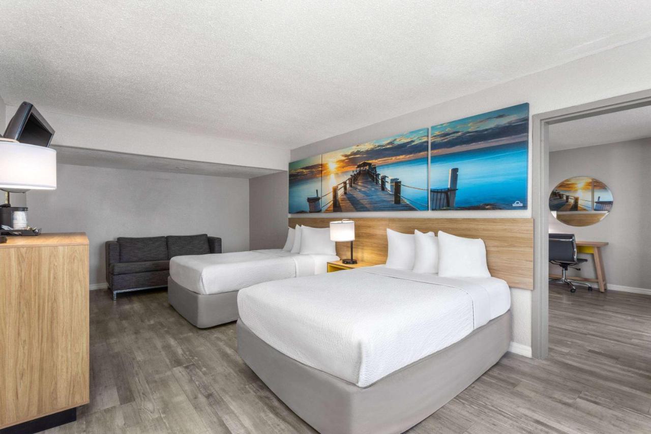 Deluxe King Suite at Days Inn by Wyndham Wildwood I-75