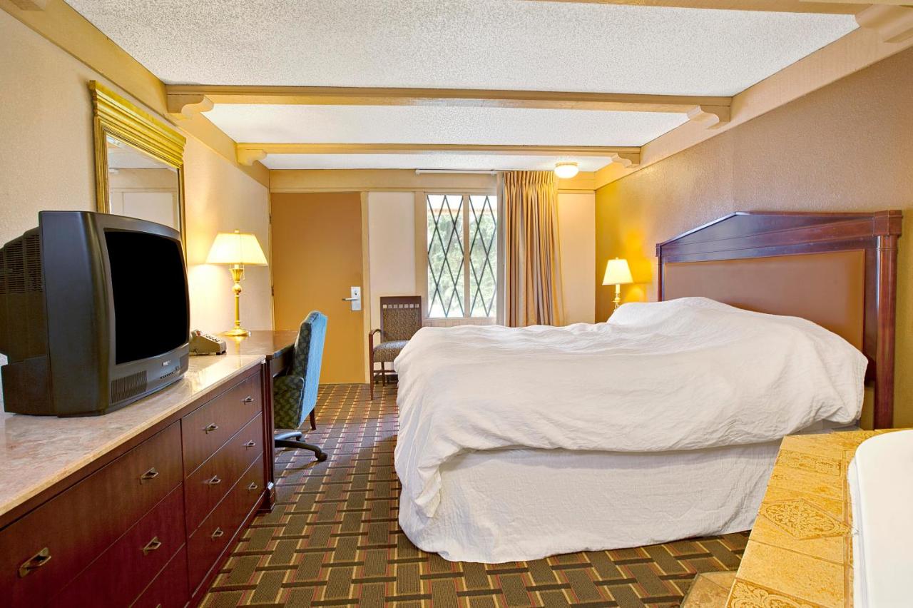 King Room - Non-Smoking at Knights Inn Greensburg