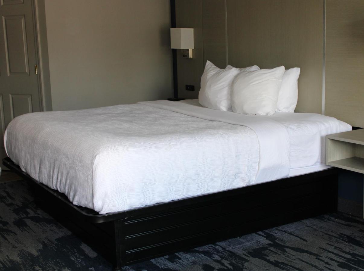 King Room - Smoking at Quality Inn Scottsboro US/72 - Lake Guntersville Area