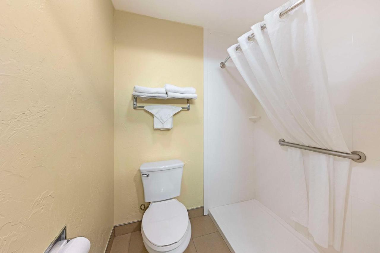 King Suite with Sofa Bed at Best Western Greentree Inn & Suites
