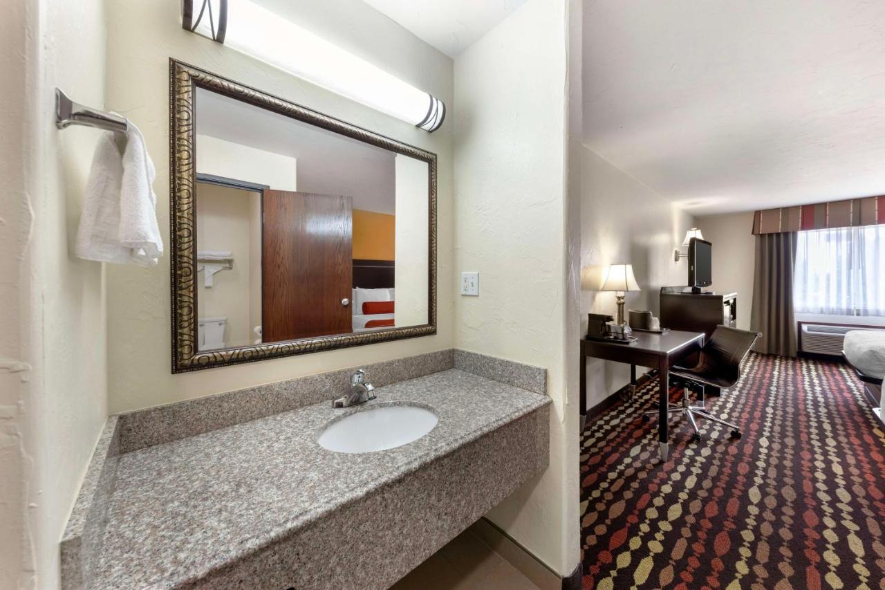  | Best Western Greentree Inn & Suites