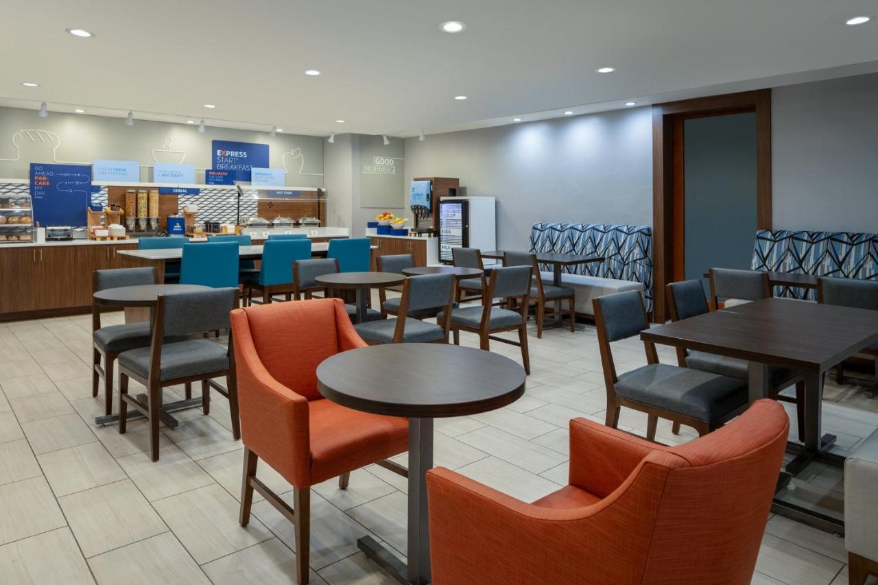 | Holiday Inn Express Vancouver North, an IHG Hotel
