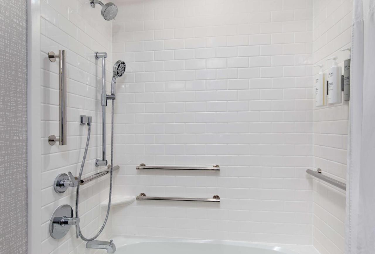 King Room with Bath Tub - Mobility/Hearing Accessible - Non-Smoking at Hampton Inn Pikeville