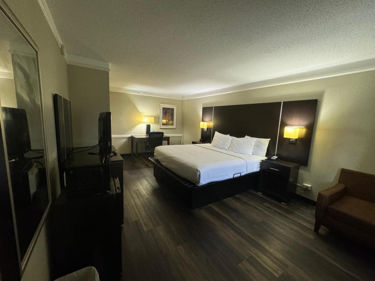 King Room - Mobility Access/Non-Smoking at Quality Inn & Suites Tuscaloosa near University
