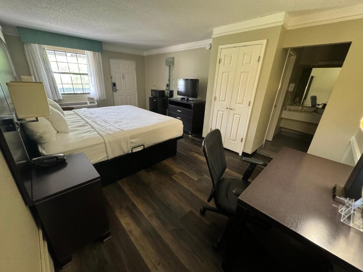 King Room - Mobility Access/Non-Smoking at Quality Inn & Suites Tuscaloosa near University