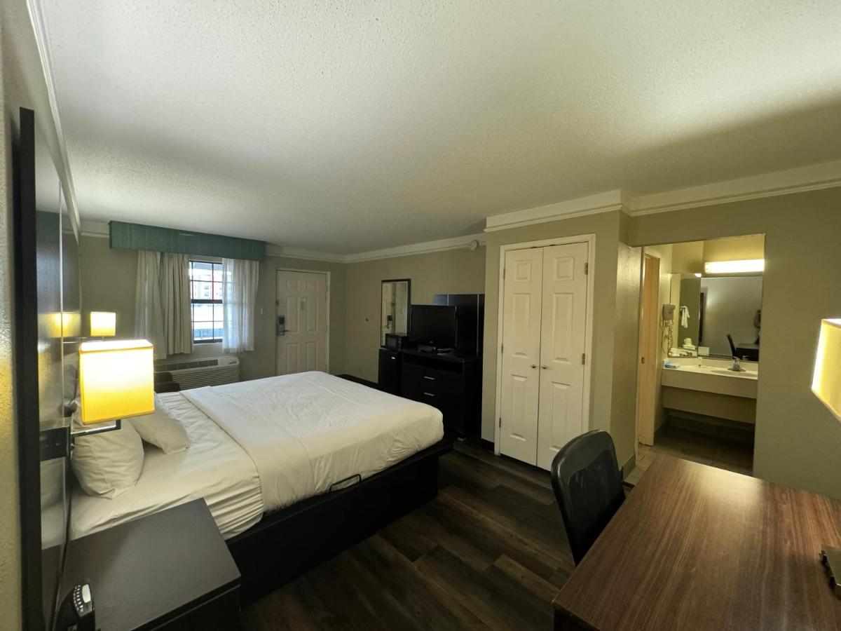 King Room - Non-Smoking at Quality Inn & Suites Tuscaloosa near University