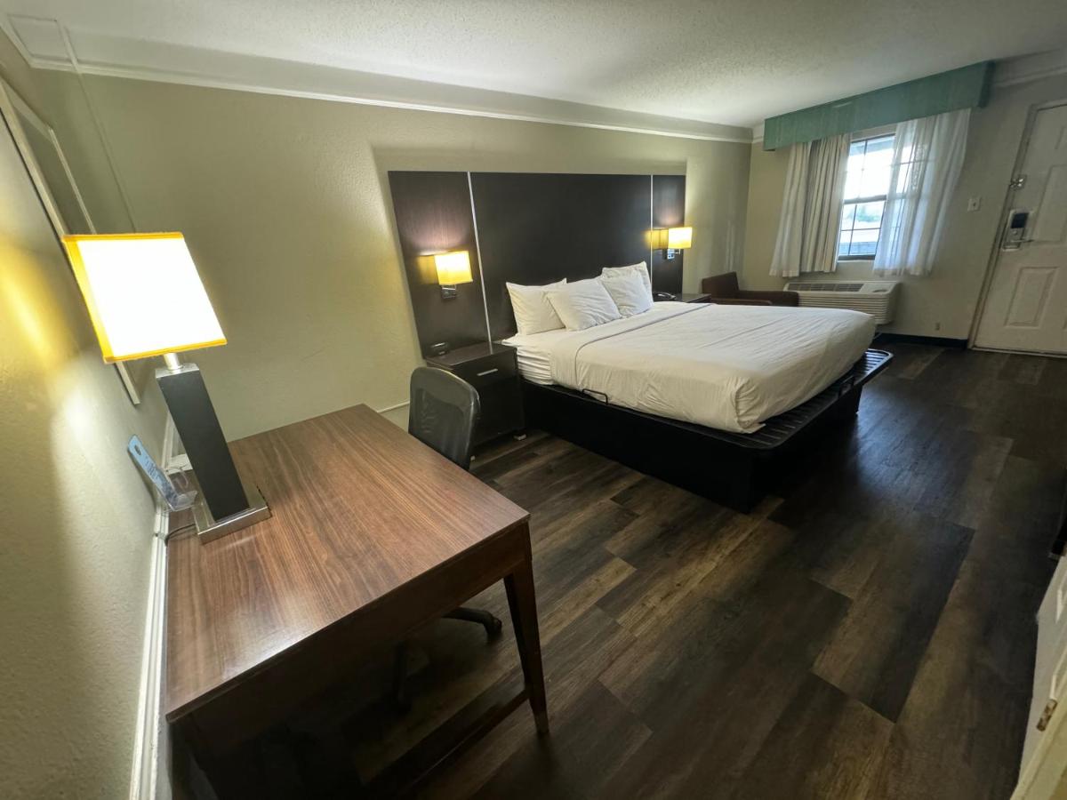 King Room - Smoking at Quality Inn & Suites Tuscaloosa near University