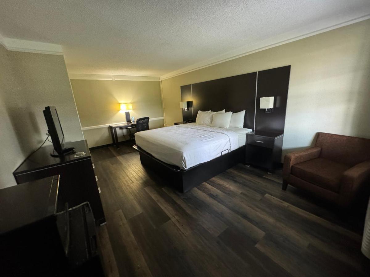 King Room - Smoking at Quality Inn & Suites Tuscaloosa near University