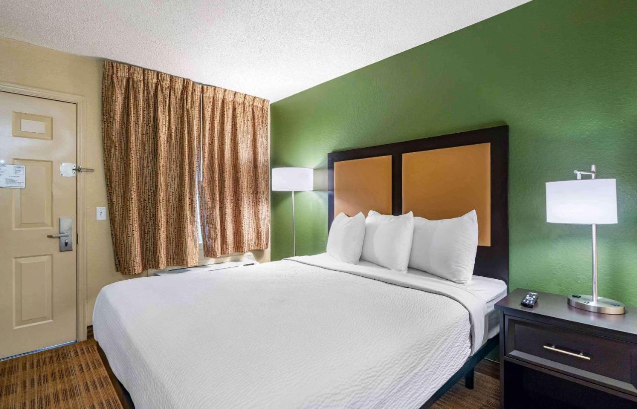 Queen Studio - Non-Smoking at Extended Stay America Select Suites Tampa North Airport