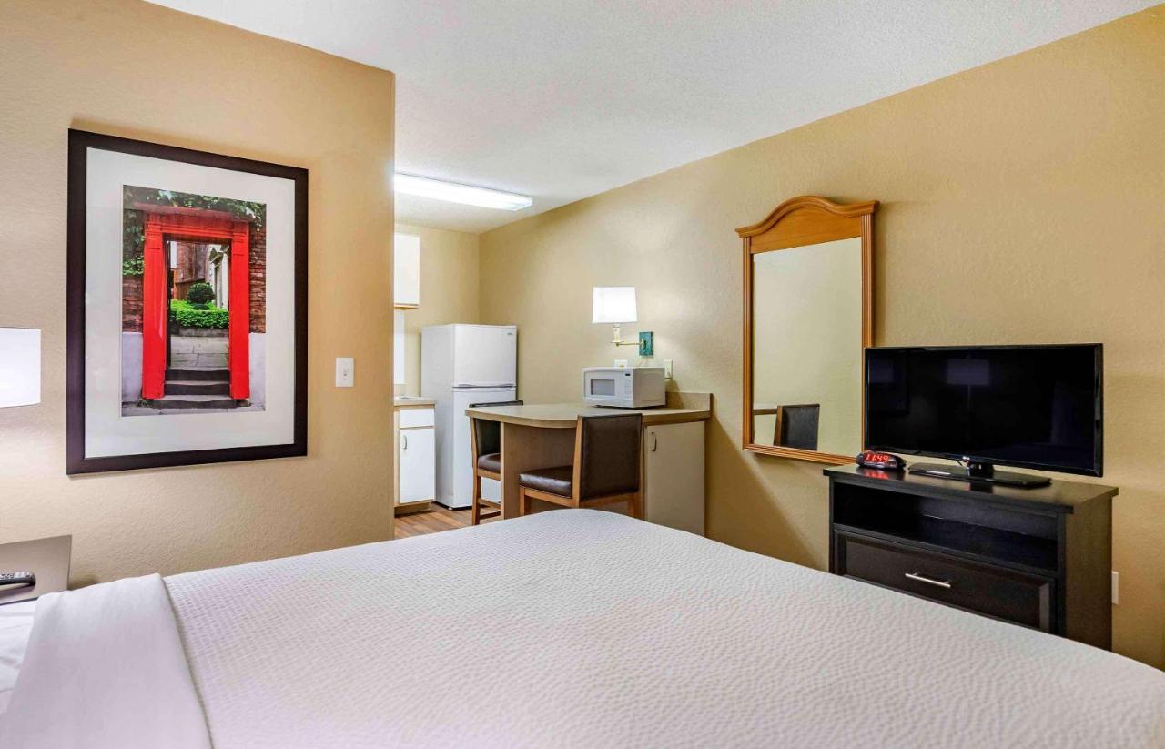 Queen Studio - Non-Smoking at Extended Stay America Select Suites Tampa North Airport