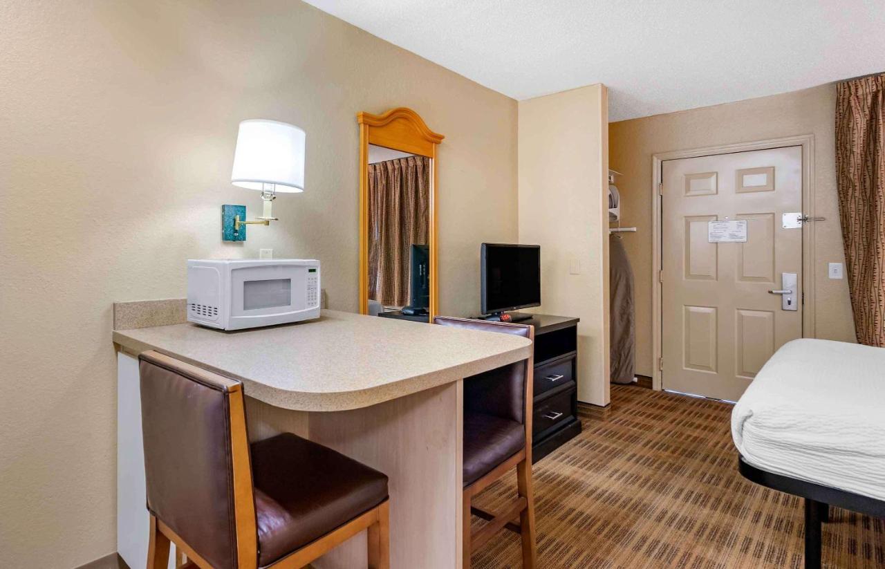 Queen Studio - Non-Smoking at Extended Stay America Select Suites Tampa North Airport