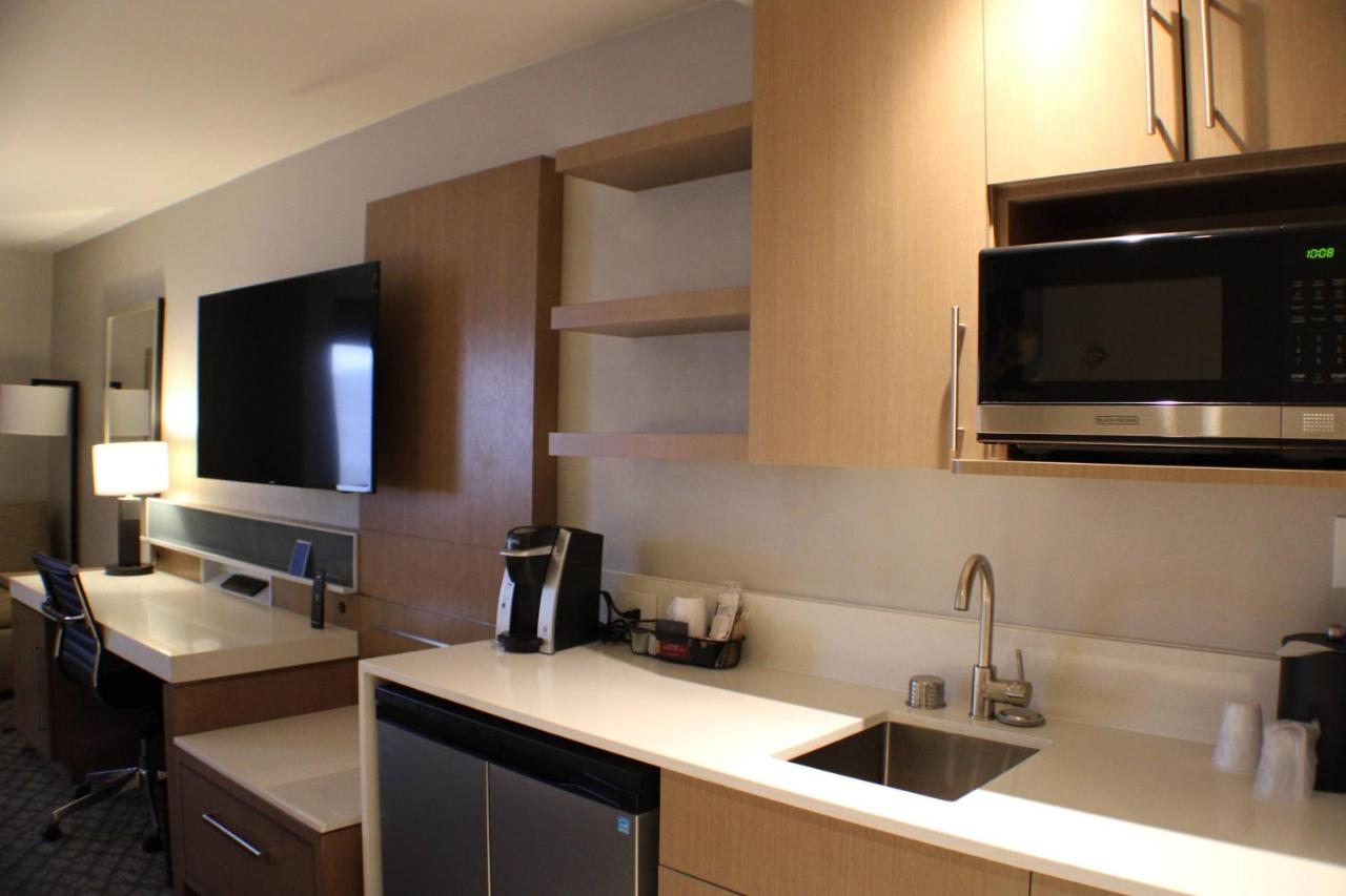 | Delta Hotels by Marriott Seattle Everett